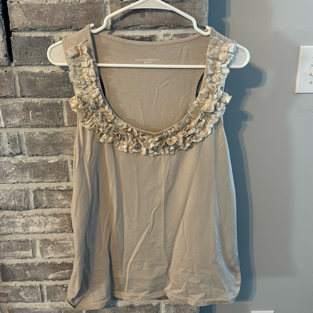 Super cute tank women’s XL rhinestone detail